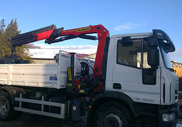 Autosasiu cu macara si bena basculabila achizitionate cu fonduri europene prin SAB Cobsulting